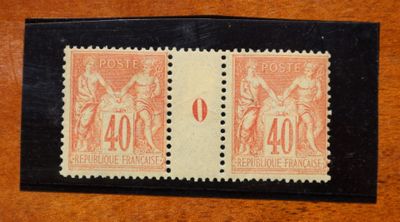 un gros plan sur deux timbres posés sur une surface en bois