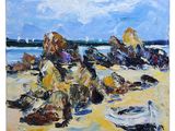 une peinture à l'huile représentant une scène de plage avec des bateaux et des rochers