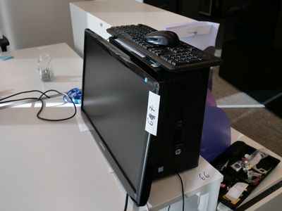 un écran d'ordinateur posé sur un bureau blanc
