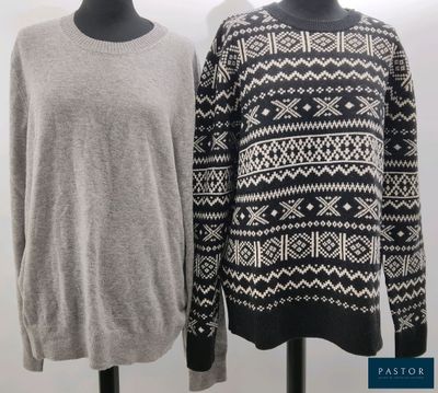 deux pulls pour femme présentés sur des mannequins devant un fond blanc