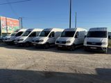 de nombreuses camionnettes blanches garées en rangée sur un parking