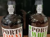 deux bouteilles de porto « to whi » et de porto « to whi » posées sur une table