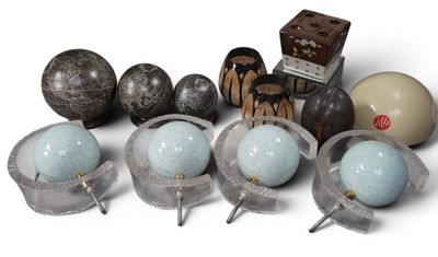a lot of balls that are sitting on a table