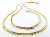 un ensemble composé d'un collier et d'un bracelet plaqués or sur fond blanc