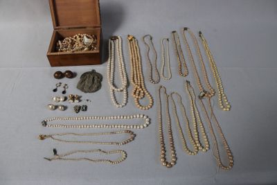 de nombreux colliers et bracelets disposés sur une table
