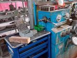 une machine bleue qui se trouve dans une usine