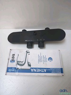 un skateboard posé sur une boîte
