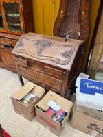 Bureau de pente en bois naturel sculpté de rinceaux et fleur…