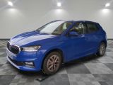 une voiture bleue garée dans un garage au sol en damier