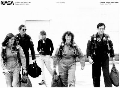 photographie en noir et blanc d'un groupe de personnes en combinaison de vol
