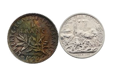 une image d'une pièce de monnaie sur laquelle figure un cheval et une autre pièce de monnaie sur laquelle figure un cheval