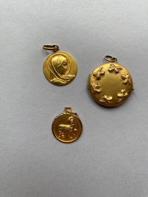 deux médailles d'or et une médaille sur fond blanc