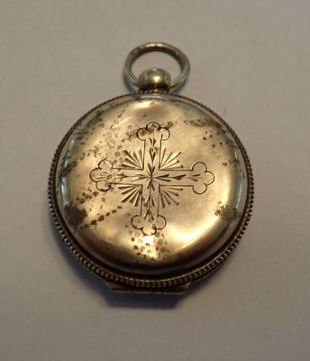 une petite montre de poche en argent ornée d'une croix