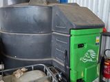 une machine verte qui se trouve dans un garage