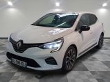 la voiture blanche est garée sur un sol en damier dans le garage