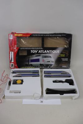 un petit train qui se trouve dans une boîte posée sur la table
