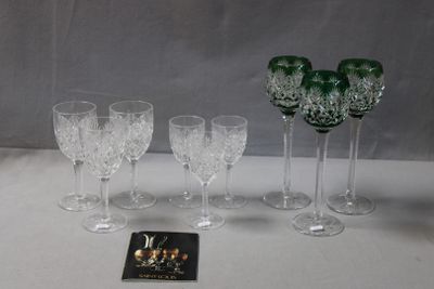 six verres à vin et un livre sur la table