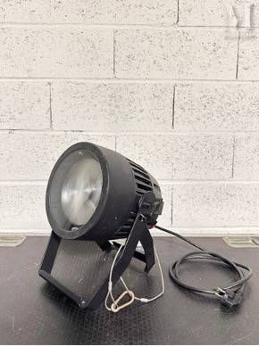une lampe posée sur une table près d'un mur de briques