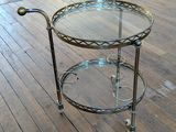 une table en verre à roulettes posée sur un parquet