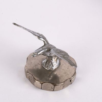 Mascotte automobile en bronze argenté représenatnt un aigle …