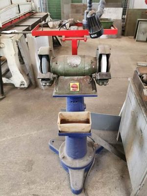 une machine qui se trouve dans une pièce avec de nombreux outils