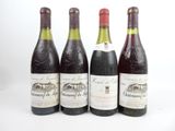 quatre bouteilles de vin sont alignées sur une surface blanche