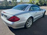 Une Mercedes SLK argentée est garée sur un parking