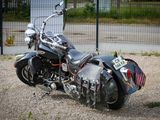 une moto garée sur le gravier