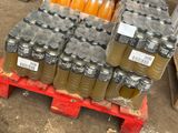de nombreuses bouteilles de jus d'orange sur une palette rouge