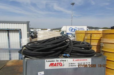 un camion avec plein de tuyaux à l'arrière