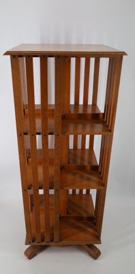 Bibliothèque en bois tournante à trois niveaux formant douze…