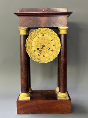 une horloge posée sur un support en bois