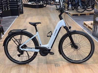 un vélo électrique blanc exposé dans un magasin