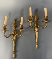 PAIRE d'APPLIQUES en bronze doré à décor de cassolettes et c…