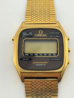 une photo d'une montre plaquée or avec un cadran noir