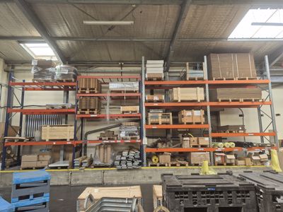 Cinq racks de stockage sans contenu