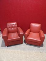 Lot de deux fauteuils club en skai rouge, modèles différents… (photo 2)
