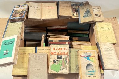 plusieurs livres empilés sur une table