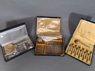 trois types d'argenterie différents dans un coffret