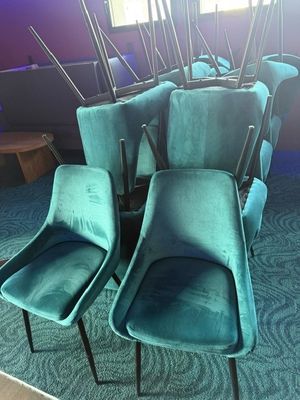 quatre chaises placées au milieu d'une pièce