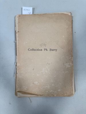 un vieux livre posé sur une table à côté d'une tasse de café