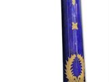 un vase bleu orné d'un motif doré