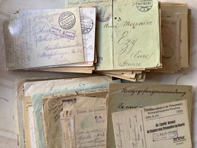 une pile de vieilles lettres et d'enveloppes posée sur une table