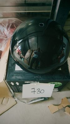 une boîte sur laquelle est posé un casque, à côté d'une boîte de beignets
