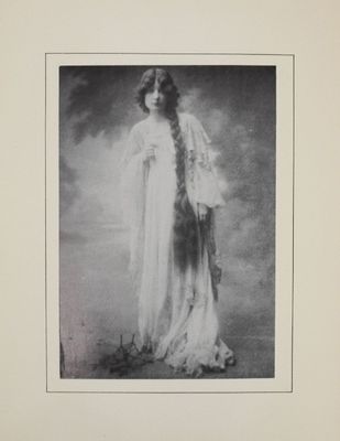 une vieille photo en noir et blanc d'une femme aux cheveux longs