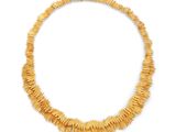 un collier composé de pépites d'or sur fond blanc