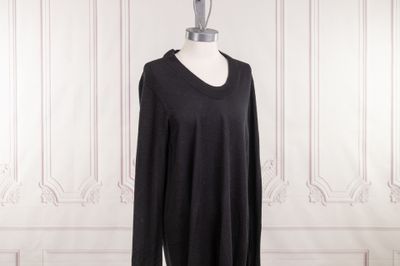 une robe noire de femme sur un mannequin, un mannequin, un mannequin, un mannequin, un mannequin, un mannequin, un mannequin, un mannequin
