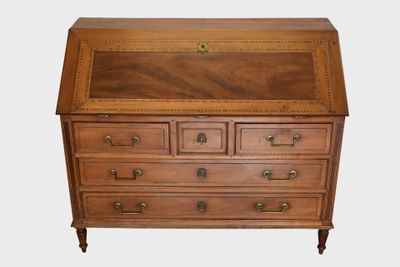 un bureau en bois avec des tiroirs et des tiroirs sur le dessus