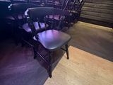 le nombre de chaises alignées dans une pièce