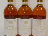 trois bouteilles de vin posées sur une table, l'une à côté de l'autre
